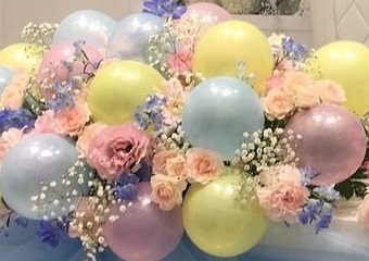 15 pink yellow blue air balloons with 15 pink roses and leaves